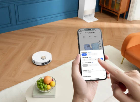 スマートフォンで掃除機を操作する様子