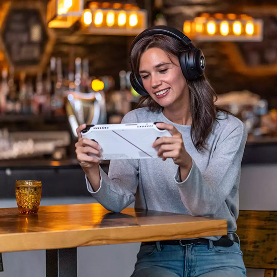 PCを持ってカフェに座る女性