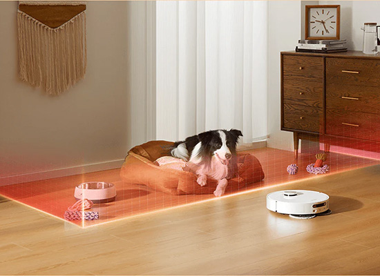 飼い犬の前に赤い透明な壁のイメージでロボット掃除機が入れないようになっている様子